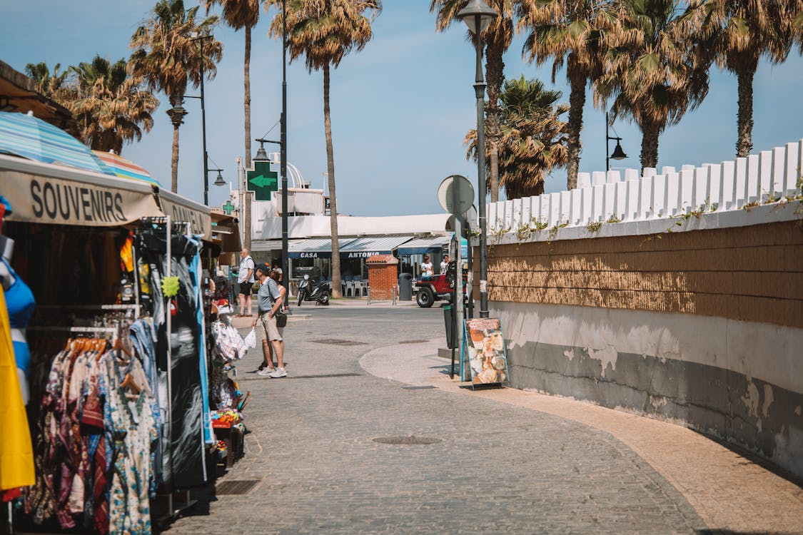 https://www.pexels.com/photo/market-stalls-on-the-street-with-palm-trees-16753344/