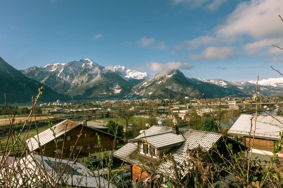 https://www.pexels.com/photo/scenic-winter-view-of-interlaken-switzerland-30506039/