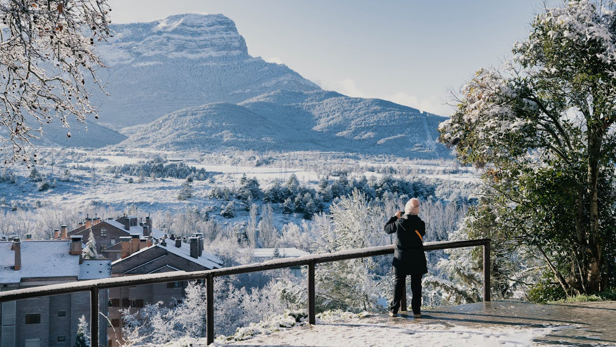 https://www.pexels.com/photo/scenic-winter-view-of-jaca-in-aragon-spain-30643623/