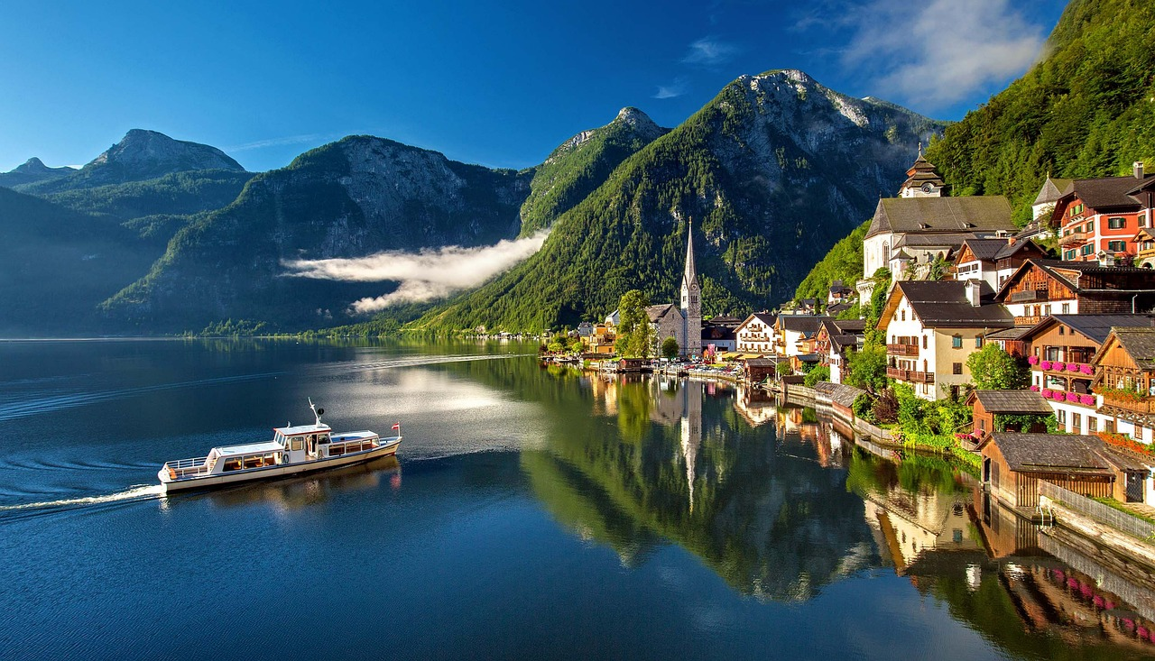 https://pixabay.com/photos/hallstatt-austria-mountain-lake-3609863/