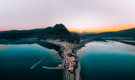 https://www.pexels.com/photo/scenic-aerial-view-of-isparta-turkiye-at-sunset-30516422/