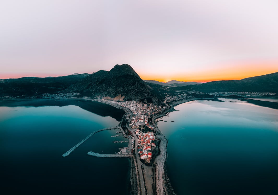 https://www.pexels.com/photo/scenic-aerial-view-of-isparta-turkiye-at-sunset-30516422/
