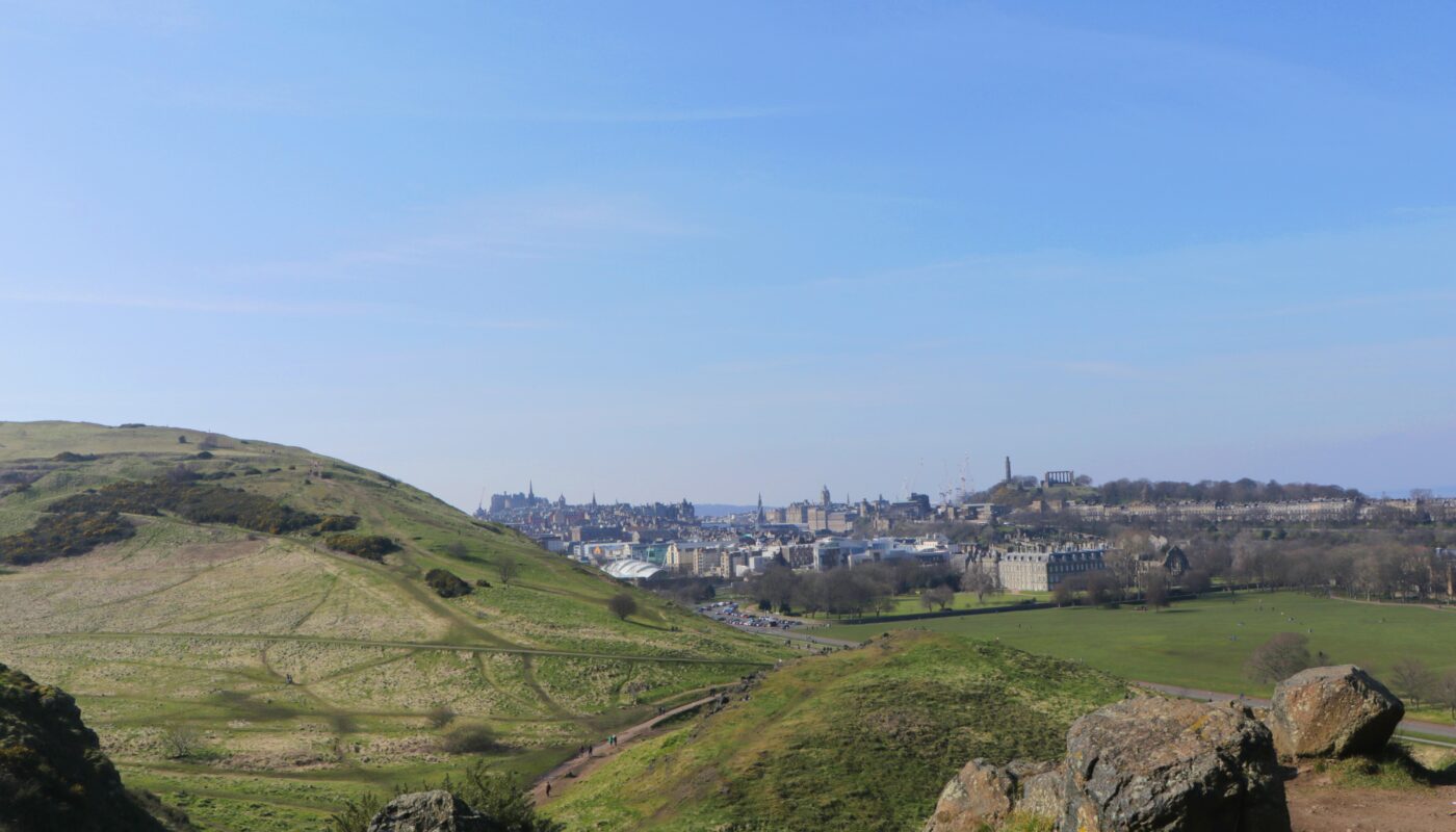 https://pixabay.com/photos/edinburgh-view-arthurs-seat-nature-4959200/