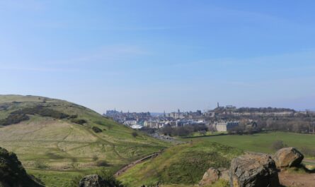 https://pixabay.com/photos/edinburgh-view-arthurs-seat-nature-4959200/