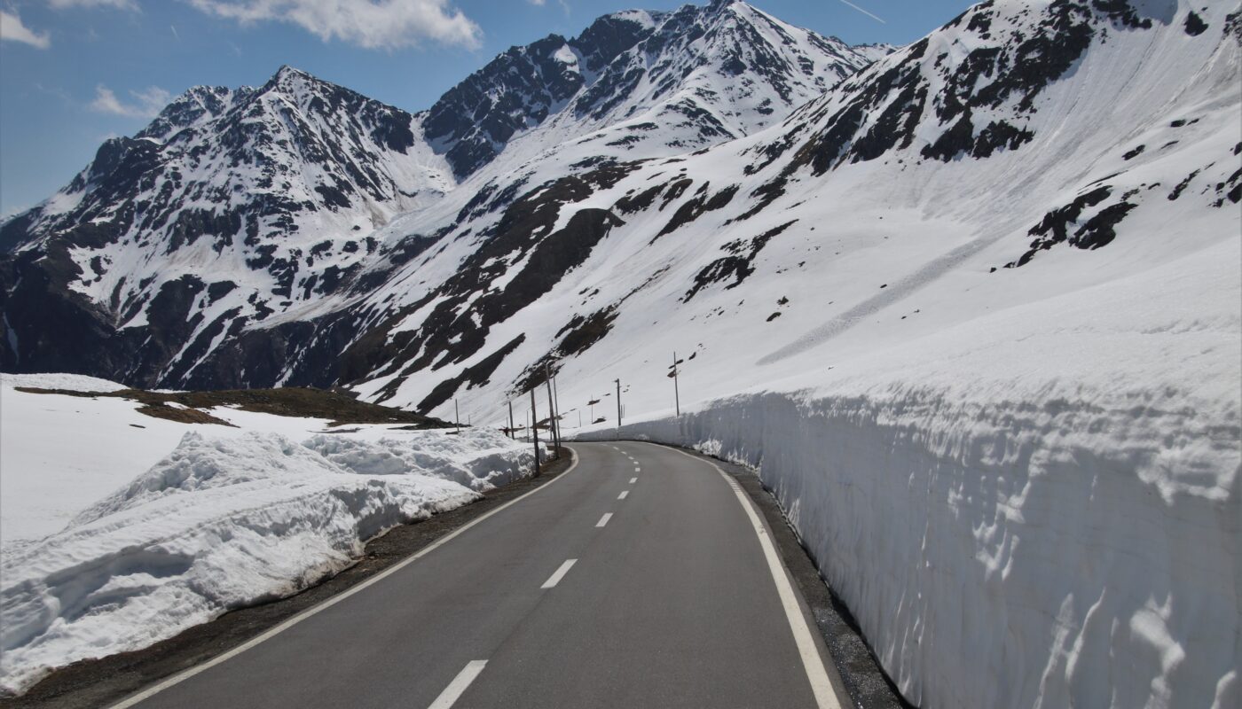 https://pixabay.com/photos/the-side-of-the-road-snow-mountains-4259510/
