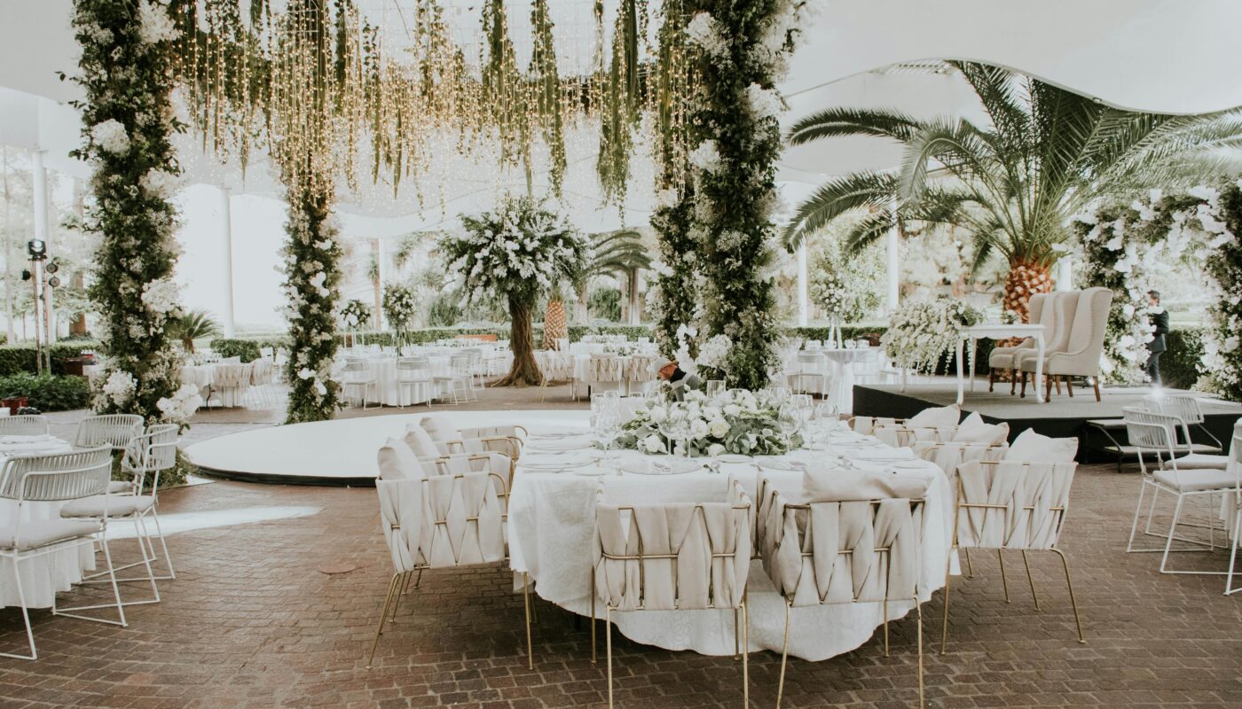 https://www.pexels.com/photo/wedding-reception-venue-12954016/