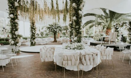 https://www.pexels.com/photo/wedding-reception-venue-12954016/