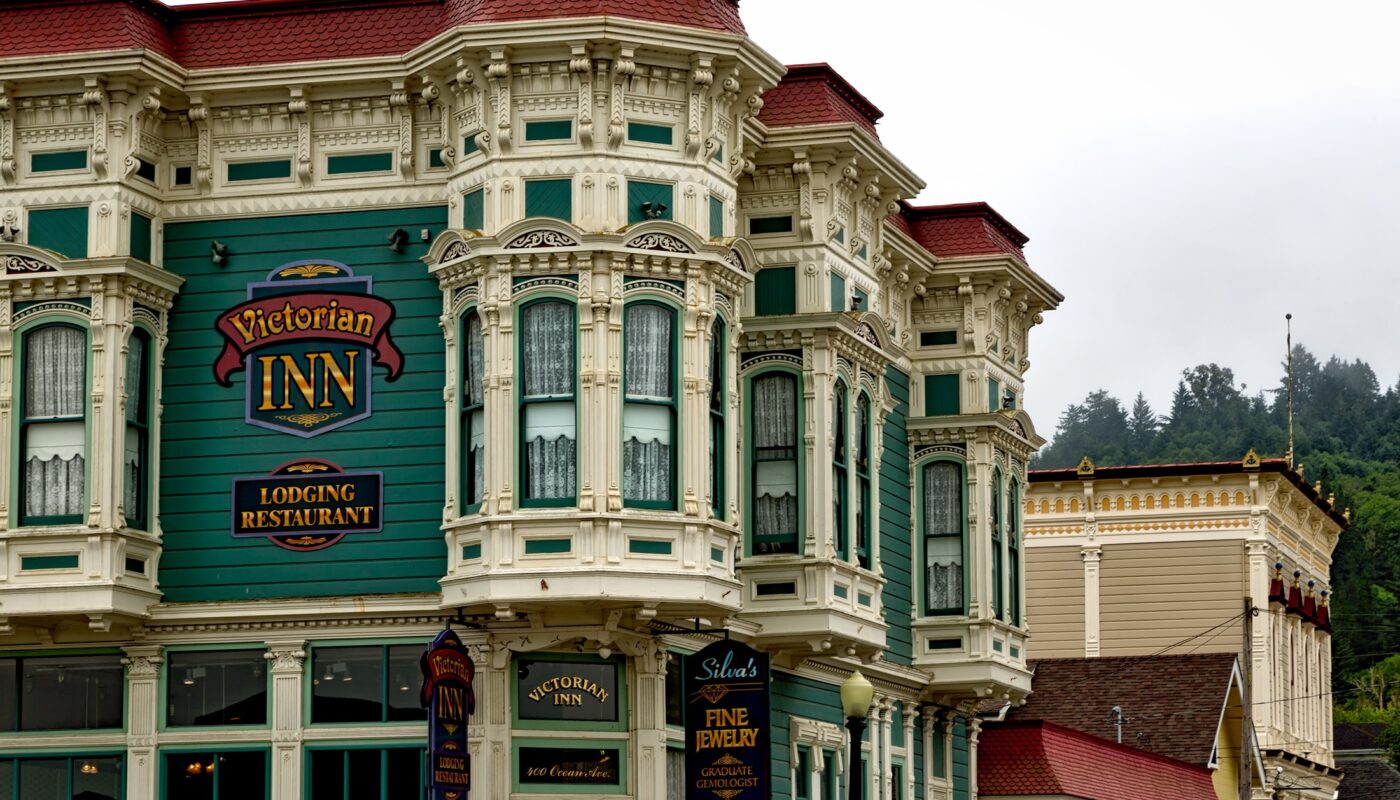 https://pixabay.com/photos/victorian-inn-hotel-lodging-rooms-1598444/