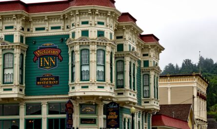 https://pixabay.com/photos/victorian-inn-hotel-lodging-rooms-1598444/