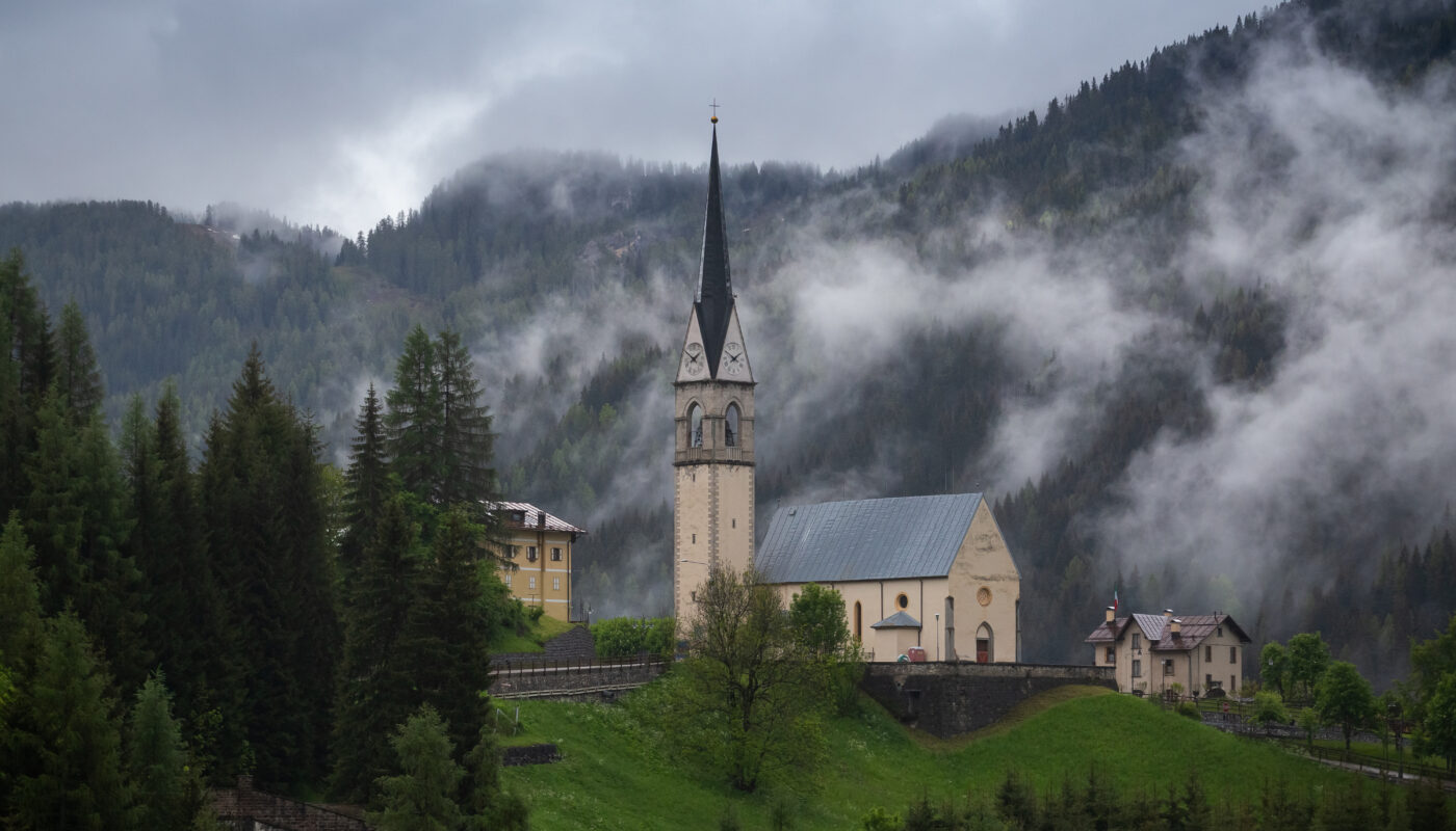 https://www.magnific.com/free-photo/beautiful-buildings-foggy-green-forest-with-dense-trees-mountains-dolomites-italy_17542395.htm#fromView=search&page=1&position=1&uuid=b7803a4e-9057-41f9-9d1d-356704414a43&query=Churches+and+Chapels+With+Stunning+Views+in+Alpbach