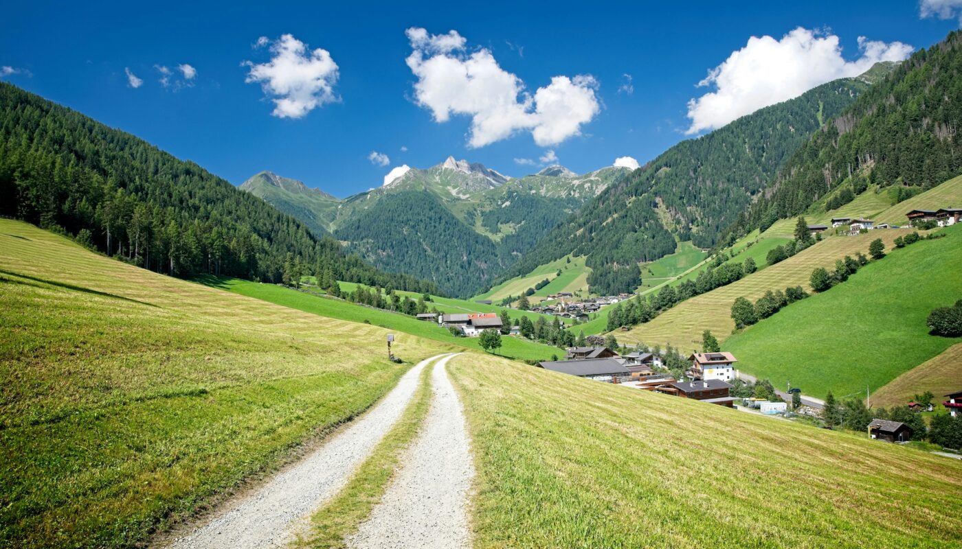https://www.pexels.com/photo/stunning-summer-landscape-in-trentino-alto-adige-33102452/