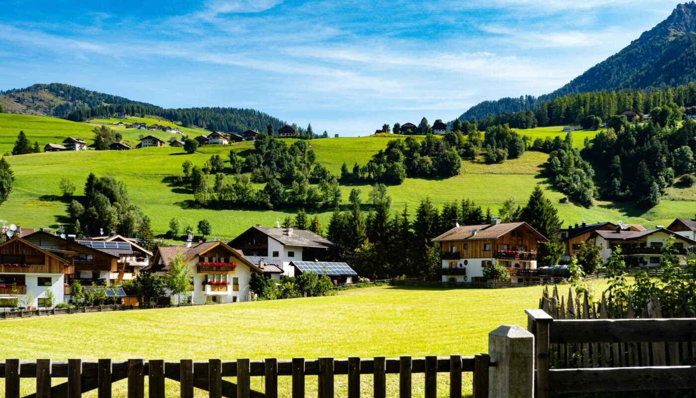 https://www.pexels.com/photo/scenic-mountain-village-with-lush-green-hills-28583837/