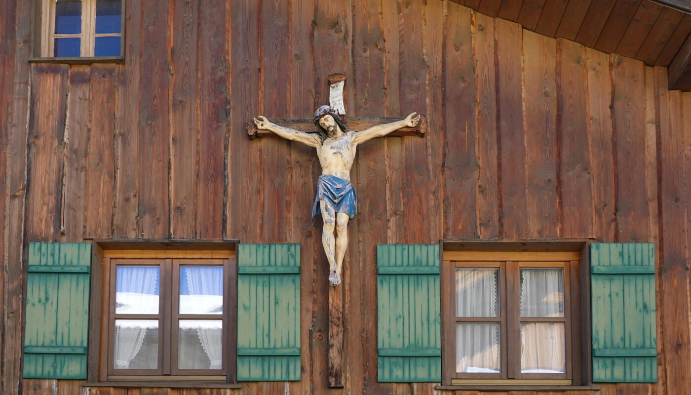 https://www.pexels.com/photo/wooden-crucifix-on-rustic-cabin-exterior-30018350/