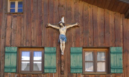 https://www.pexels.com/photo/wooden-crucifix-on-rustic-cabin-exterior-30018350/
